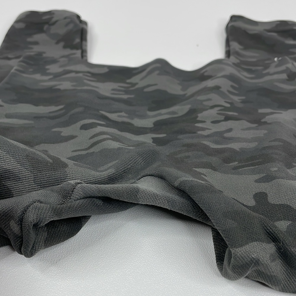 Spanx Look at Me Now Seamless Camo Cropped Leggings (M) - Picture 5 of 11